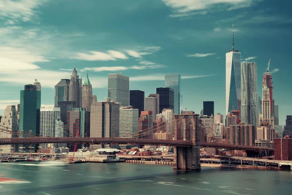 Brooklyn Bridge e centro de Manhattan — Fotografia de Stock