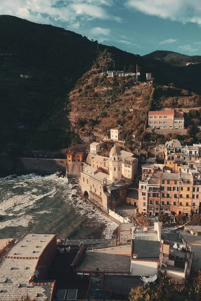 Vernazza Épületek Sziklák Tenger Felett Cinque Terre Olaszország — Stock Fotó