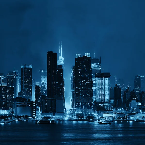 Manhattan Midtown Skyline por la noche — Foto de Stock