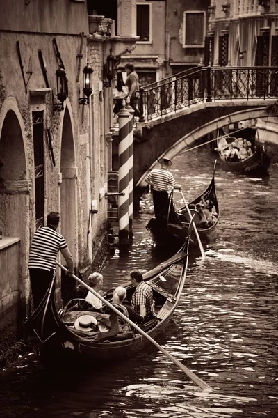 Gondola Στο Κανάλι Της Βενετίας Ιταλία — Φωτογραφία Αρχείου