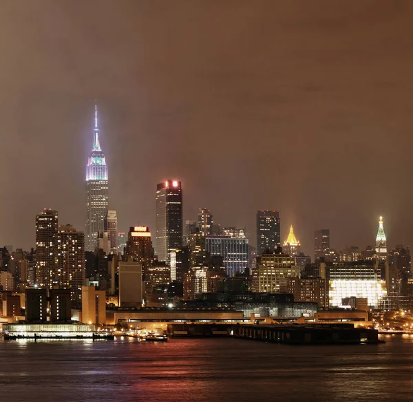 Manhattan Midtown Skyline por la noche — Foto de Stock