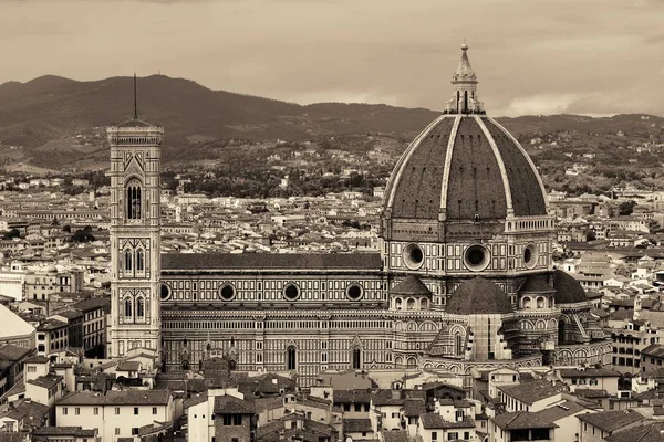 Dómu Santa Maria Del Fiore z věže Arnolfo v Palazzo Vec — Stock fotografie