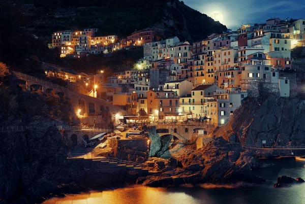 Manarola en Cinque Terre noche alba de la luna —  Fotos de Stock