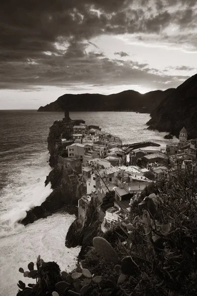Vernazza gebouwen en zee in Cinque Terre zwart-wit — Stockfoto