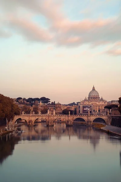 罗马的台伯河 日落后与梵蒂冈圣彼得大教堂和圣安杰罗桥相连 — 图库照片