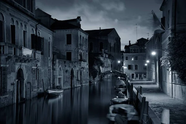 Benátky Kanálu Pohled Noci Historickými Budovami Itálie — Stock fotografie