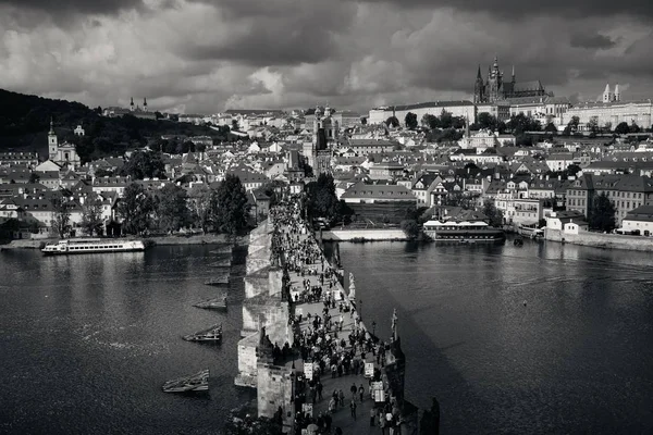 Prag skyline och bridge — Stockfoto