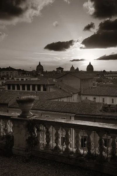 イタリアの古代建築とローマの屋上からの眺め黒と白 — ストック写真