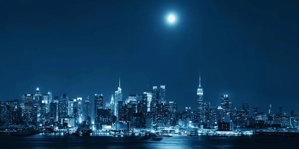 Місяць підйом Манхеттен — стокове фото