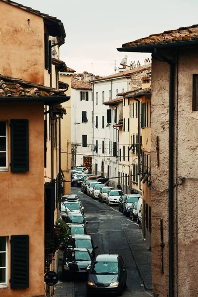 Lucca vista a la calle con coches — Foto de Stock