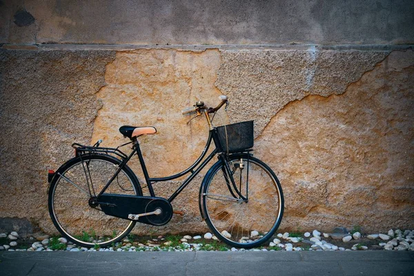 Park Rowerowy Przed Starym Budynkiem Widokiem Ulicę Monterosso Cinque Terre — Zdjęcie stockowe