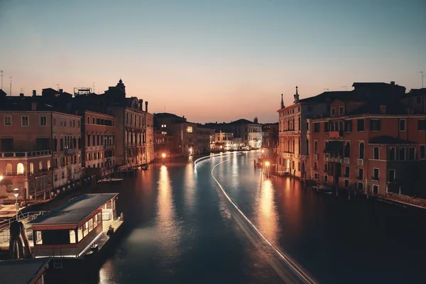 베네치아 운하는 역사적 건물들과 자국을 보여준다 이탈리아 — 스톡 사진