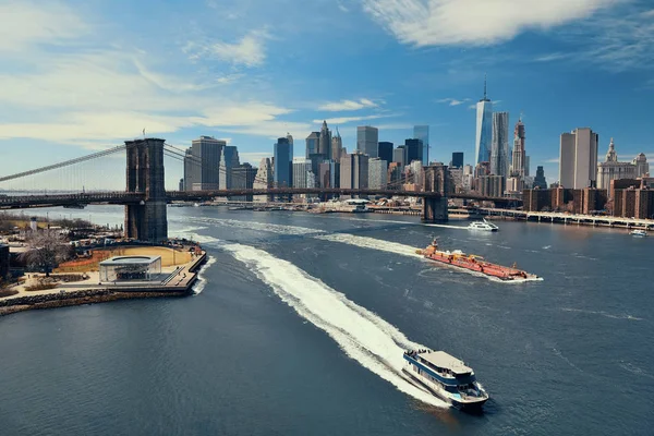 Brooklyn Bridge och centrala Manhattan — Stockfoto