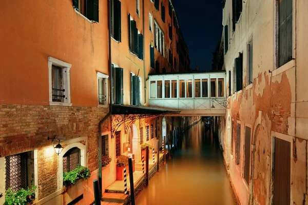 Eine Fußgängerbrücke Venezianischen Kanal Bei Nacht Mit Historischen Gebäuden Italien — Stockfoto