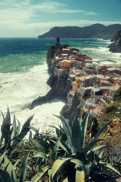 Vernazza Met Gebouwen Rotsen Boven Zee Cinque Terre Italië — Stockfoto