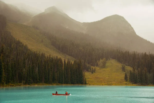 Smaragdové Jezero Mlhou Národním Parku Yoho Kanada — Stock fotografie