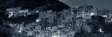 İtalyan tarzı yerleşik binaların panoramik manzarası geceleyin İtalya 'nın Cinque Terre kentindeki Manarola uçurumunda.