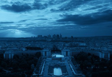 Paris şehrinin gökyüzü çatısı manzaralı Gün batımında savunma, Fransa.