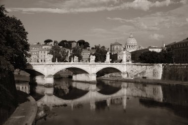 Vatikan 'da Tiber Nehri ve St. Peters Bazilikası siyah beyaz