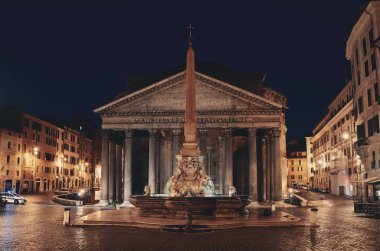 Gece sokak manzaralı Pantheon. İtalya 'nın Roma kentindeki en iyi korunmuş antik Roma binalarından biridir..