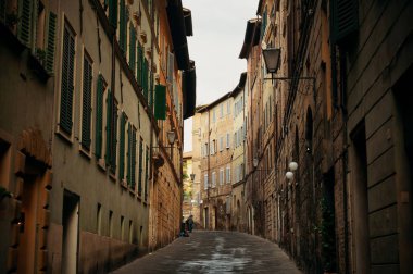 Siena, İtalya 'da eski binalarla sokak manzarası.