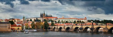 Prag manzarası ve köprü 