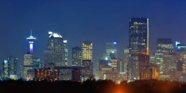 Geceleri Calgary Alberta, Kanada şehir panoraması.