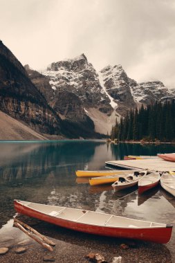 Moraine Gölü ve Kanada 'daki Banff Ulusal Parkı' nın karlı dağlı teknesi.