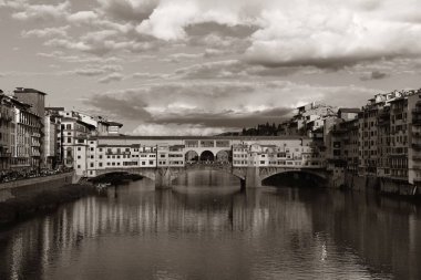 Ponte Vecchio Floransa 'da Arno Nehri üzerinde İtalya monokromda.