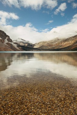 Kanada Banff Ulusal Parkı 'nda Bow Gölü' nde dağlar ve orman yansıması ve sis.
