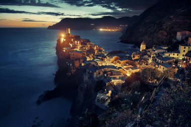 Gece Vernazza 'da Cinque Terre, İtalya' da kayalıklarda binalar vardı..