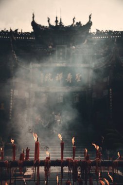 Chongqing Çin 'deki Dazu' daki tapınak ve mum.