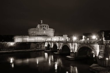 İtalya 'daki Castel Sant Angelo gece Roma' da Tiber Nehri üzerinde yansıyor.
