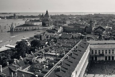 Venedik, İtalya 'daki Piazza San Marco' daki tarihi binaların çan kulesinden çatı manzarası.