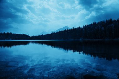 Herbert Lake forest lake yansıma ve dağ ile