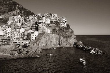 Manarola, İtalya 'nın Cinque Terre kentindeki uçurumun üzerindeki binalarla Akdeniz' e tepeden bakar. Siyah ve beyaz.