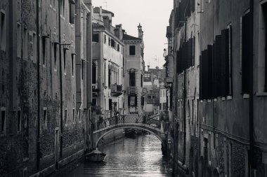 Venedik kanalı manzaralı tarihi binalar. İtalya.