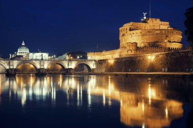 İtalya 'daki Castel Sant Angelo gece Roma' da Tiber Nehri üzerinde yansıyor.