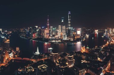 Şangay Pudong hava gece görüşü yukarıdan şehrin gökdelenleri ve Çin 'in gökdelenleri ile.