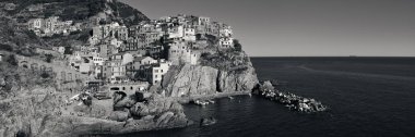 Siyah ve beyaz Manarola göz ardı Akdeniz manzaralı panorama binaları ile uçuruma Cinque Terre, İtalya.
