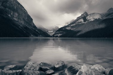 Kanada 'da orman ve dağlarla Banff Milli Parkı' nda Louise Gölü.