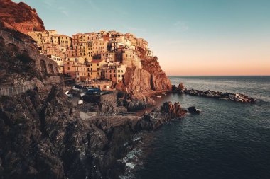 Manarola İtalya 'nın Cinque Terre kentindeki uçurumun üzerindeki binalarla Akdeniz' e tepeden bakıyor..