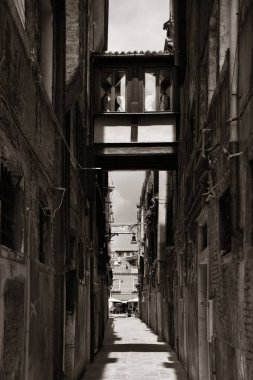 İtalya, Venedik 'teki tarihi binaların olduğu sokak manzarası.