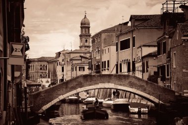 Venedik kanalı manzaralı tarihi binalar. İtalya.