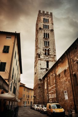 İtalya 'da çan kulesi olan Lucca caddesi manzarası