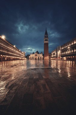 Venedik, İtalya 'daki Piazza San Marco' da geceleri çan kulesi ve tarihi binalar..