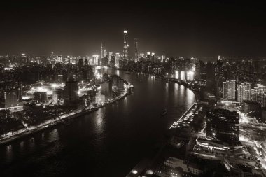 Shanghai Huangpu Nehri gece görünümü 