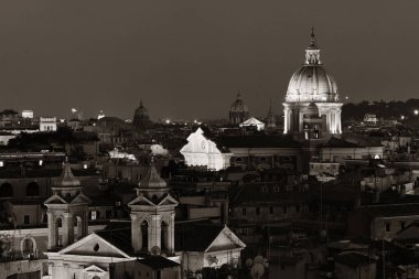 İtalya 'da geceleri antik mimari ile Roma çatısı manzarası. 