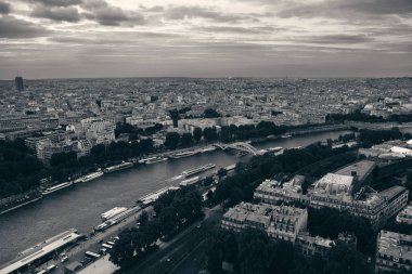 Paris şehir manzarası çatı görünümü ve Seine Nehri gün batımında, Fransa.