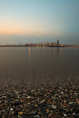 Kentsel mimari ve çakıl taşı denize sıfır üzerinden Seattle şehir manzarası görünüm.